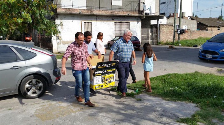 Concejales entregaron grupos electrógenos a familias de electrodependientes de Lomas de Zamora