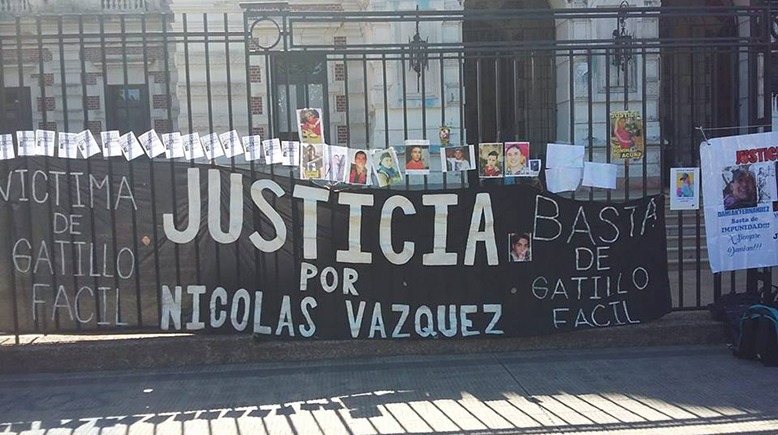 Tras encadenarse en la Gobernación, familiares de victimas serían recibidos hoy en La Plata