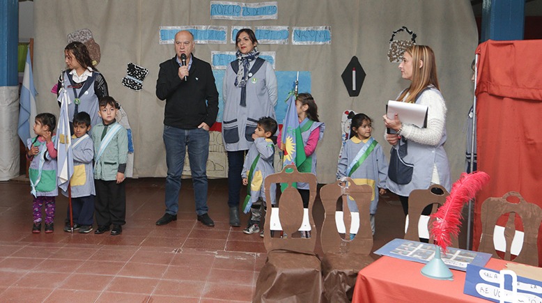 Grindetti festejó el 25 de Mayo con los chicos de un Jardín de Monte Chingolo