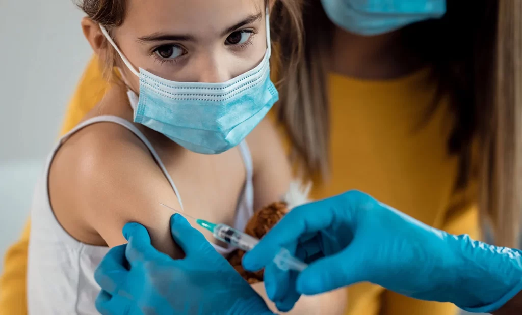 Kreplak: «Los chicos de 5 a 11 años ya pueden recibir la tercera dosis de la vacuna»