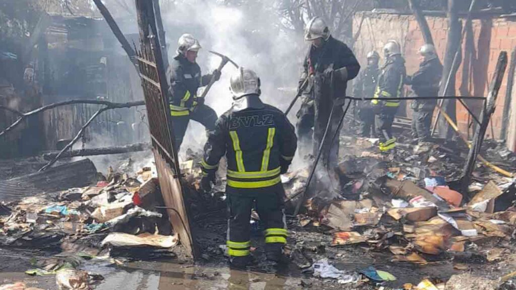 5 dotaciones de bomberos trabajaron para extinguir un incendió en un depósito en Lomas