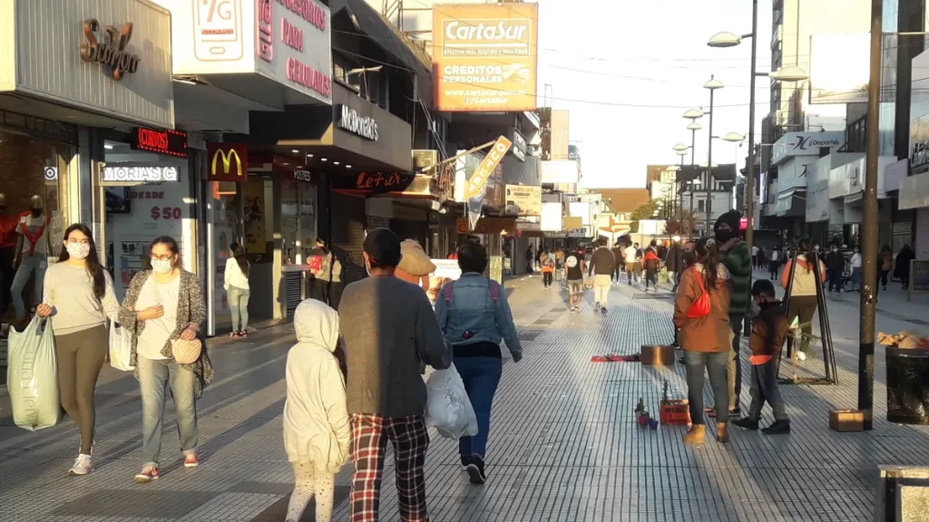 «Día de las Infancias»: Estacionamiento libre, shows y descuentos en la peatonal Laprida