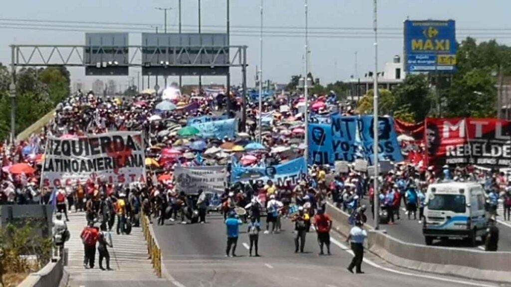 Movimientos sociales cortan Puente La Noria para pedir un salario básico universal