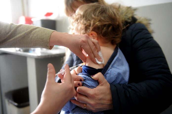 Instan a vacunar a chicos de 1 a 4 años con dosis extra de la triple viral y contra la polio??
