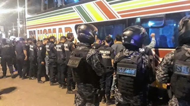 Copa Argentina: 14 hinchas de Banfield detenidos en Córdoba por agredir a policías tras partido