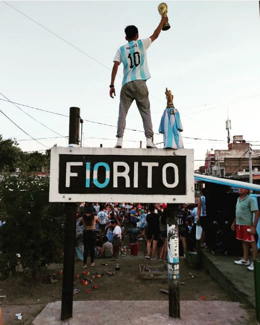 Conmovedora vuelta olímpica en Villa Fiorito, el barrio que vio nacer a Maradona
