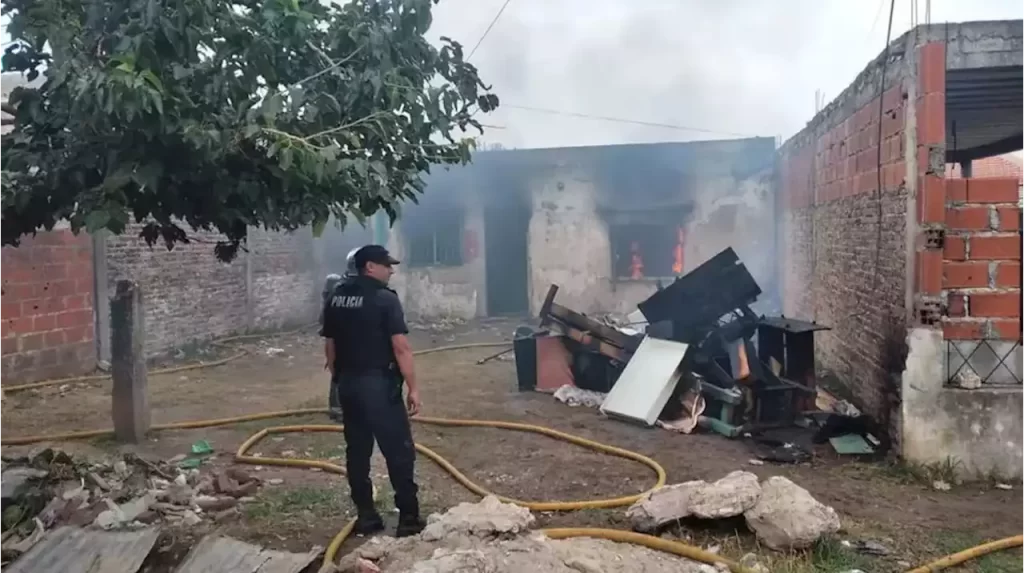 Incendiaron la casa de la pareja acusada de mutilar y carbonizar a un joven en Lomas de Zamora