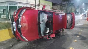 Un choque frontal que dejó un auto volcado&hellip;