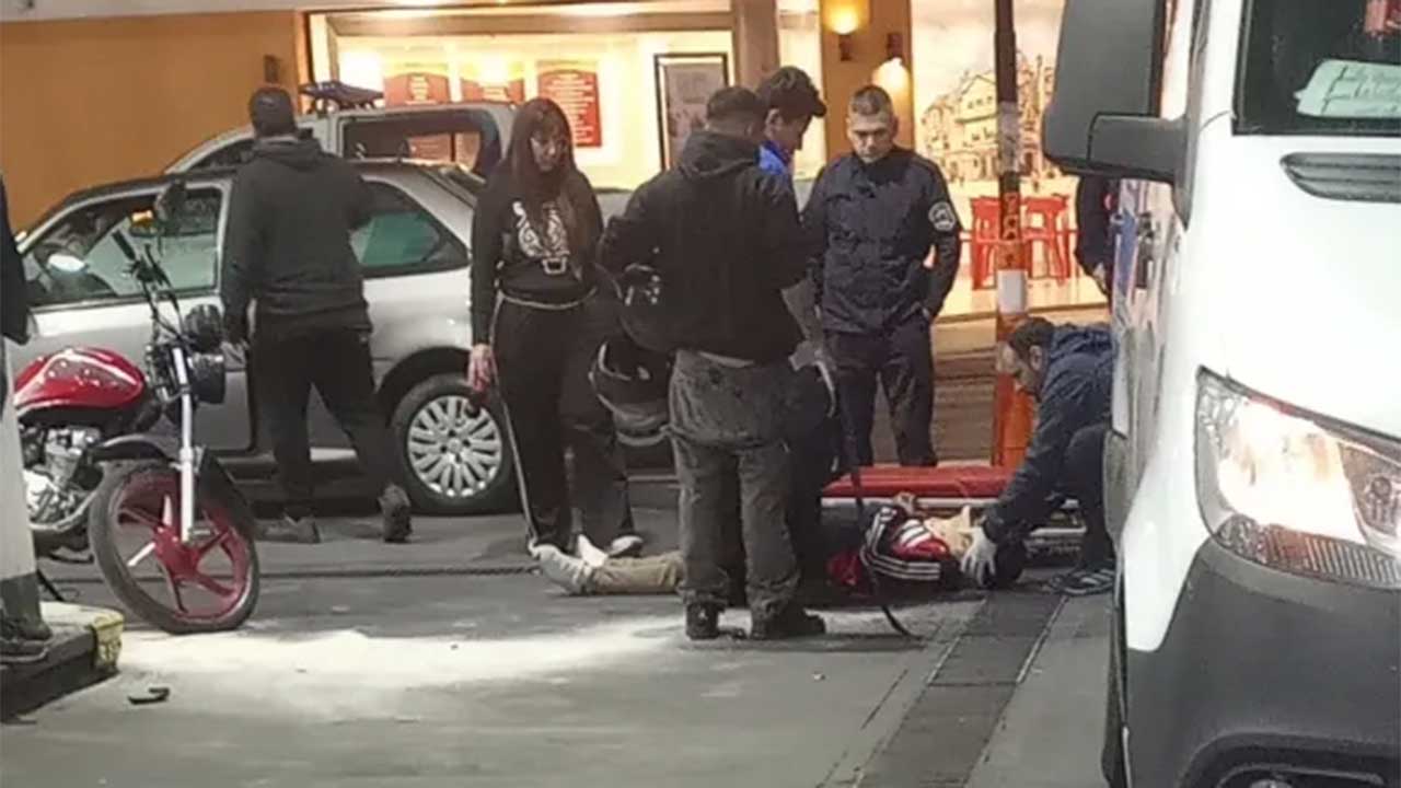 Un joven fue hospitalizado tras violento choque entre auto y moto en Lomas de&hellip;