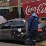 Un auto chocó contra el frente de un almacén en Banfield y no hubo heridos