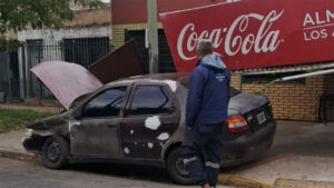 Un auto chocó contra el frente de un&hellip;