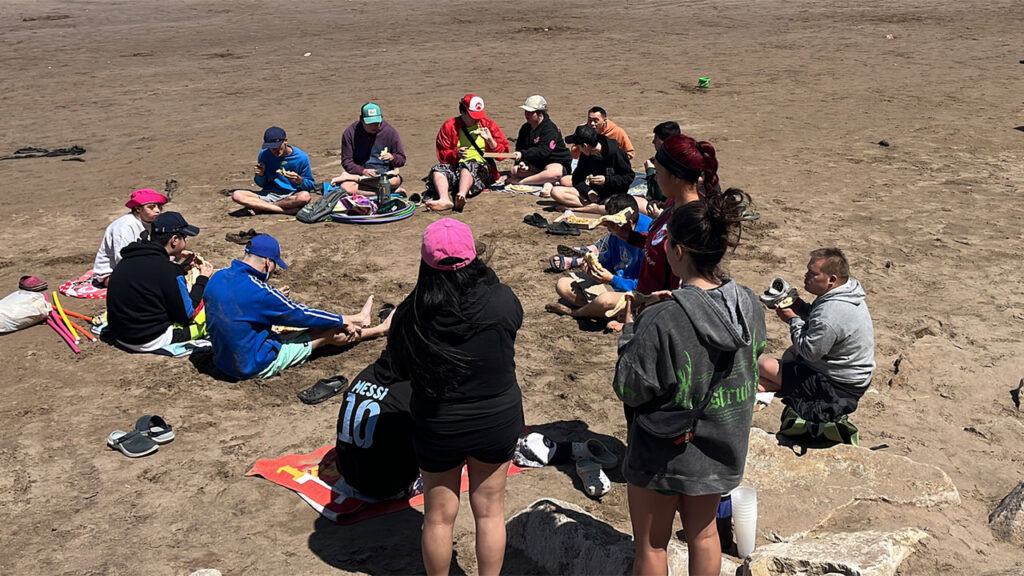 Jóvenes en ronda en la playa