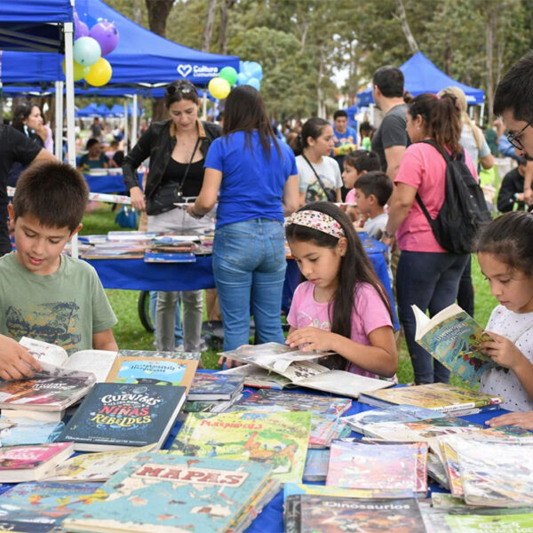 Cultura en las calles: Llavallol vivirá una nueva ‘Suelta de libros y poemas’ este viernes