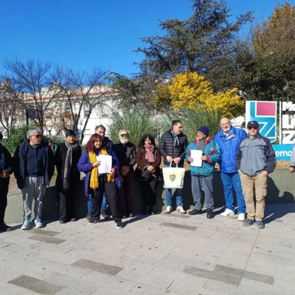 Vecinos y organizaciones sociales se movilizaron frente al Concejo de Lomas en rechazo a la privatización de AySA