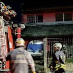 Susto en Temperley: un incendio destruyó el techo de una vivienda por una falla en la chimenea