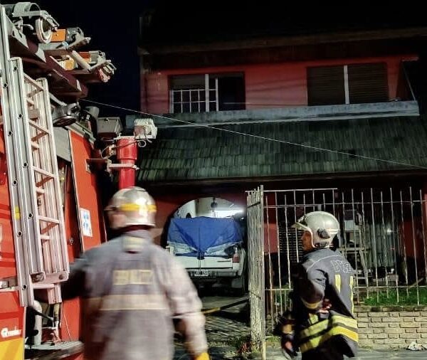 Susto en Temperley: un incendio destruyó el techo de una vivienda por una falla en la chimenea