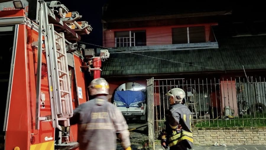 Susto en Temperley: un incendio destruyó el techo de una vivienda por una falla en la chimenea
