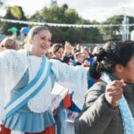Lomas celebra el 25 de Mayo con locro, desfile y el Dúo Coplanacu en la Plaza Grigera