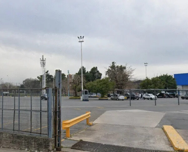 Hallaron a un hombre sin vida en el estacionamiento de un hipermercado de Lomas de Zamora