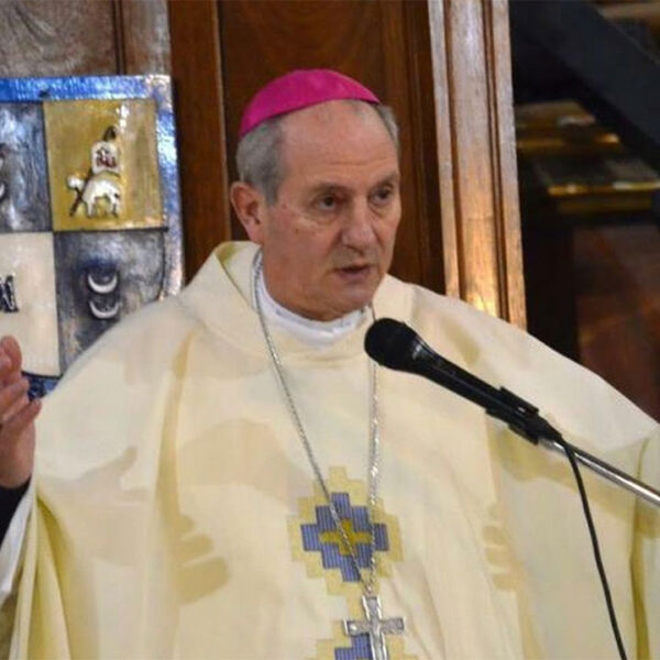 Dolor y reclamo en Temperley: monseñor Lugones despidió al joven asesinado por un celular