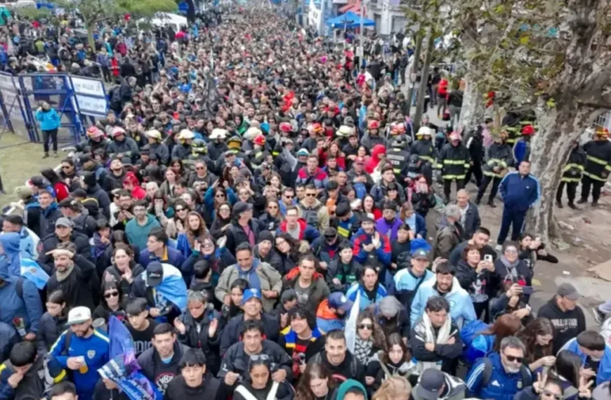 Luto nacional y fervor popular: la histórica despedida al Indio Solari movilizó a una multitud sin precedentes en Zona Sur