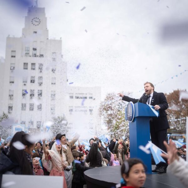 Otermín tomó la Promesa de Lealtad a la Bandera a más de 2.500 estudiantes de Lomas