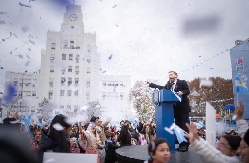 Otermín tomó la Promesa de Lealtad a la Bandera a más de 2.500 estudiantes de Lomas