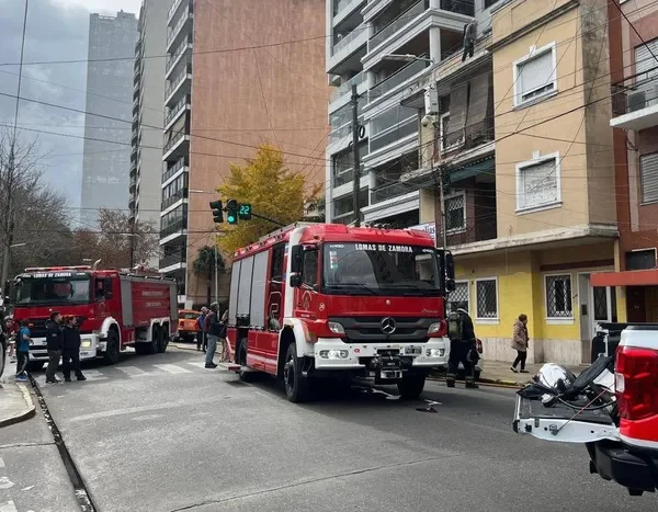 Susto en Las Lomitas: un voraz incendio en un edificio céntrico obligó a evacuar la zona de Meeks y Sixto Fernández