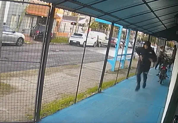 Vecinos atraparon a un adolescente que intentó robar una moto en un complejo de pádel de Temperley
