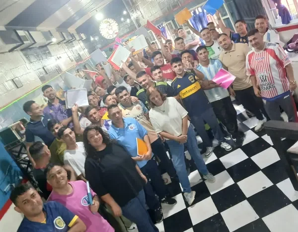 Detrás de los muros, la literatura: internos de la Unidad 40 de Lomas presentaron su libro en la Feria del Libro