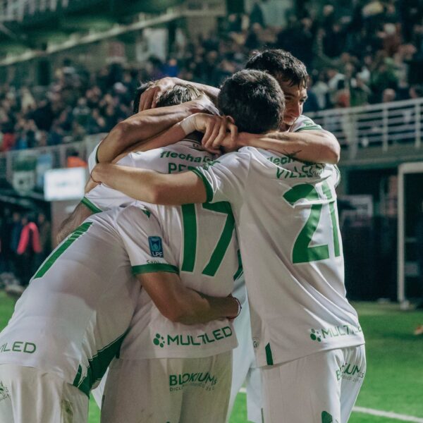 El Taladro festejó en el Lencho: Banfield venció 3-2 a Sarmiento en un final dramático
