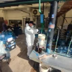 Alerta sanitaria en Zona Sur: clausuraron tres plantas clandestinas de envasado de agua que operaban en la región