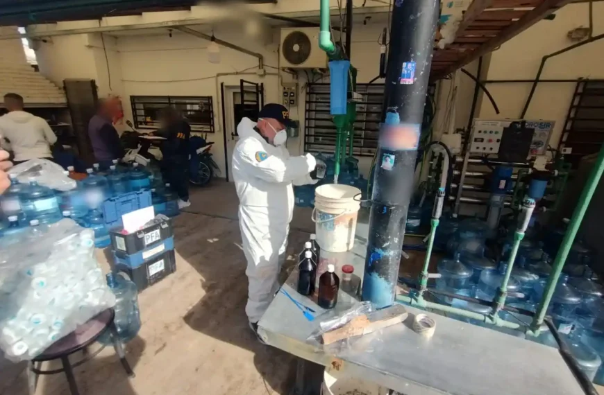 Alerta sanitaria en Zona Sur: clausuraron tres plantas clandestinas de envasado de agua que operaban en la región