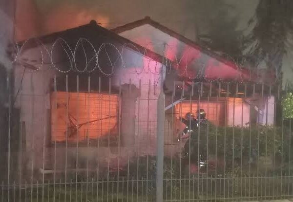 Tragedia en la madrugada de Lomas: una mujer muerta y tres heridos graves tras un voraz incendio en Parque Barón