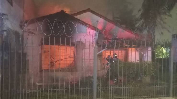Tragedia en la madrugada de Lomas: una mujer muerta y tres heridos graves tras un voraz incendio en Parque Barón