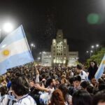 ¡Lomas fue una fiesta! Histórico triunfo de la Selección ante Inglaterra desató un carnaval celeste y blanco en el distrito