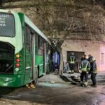 Tragedia en Temperley: un colectivero perdió el control y murió al incrustarse contra una casa