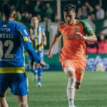 Banfield fue más que Rosario Central pero se le escapó la victoria en el final